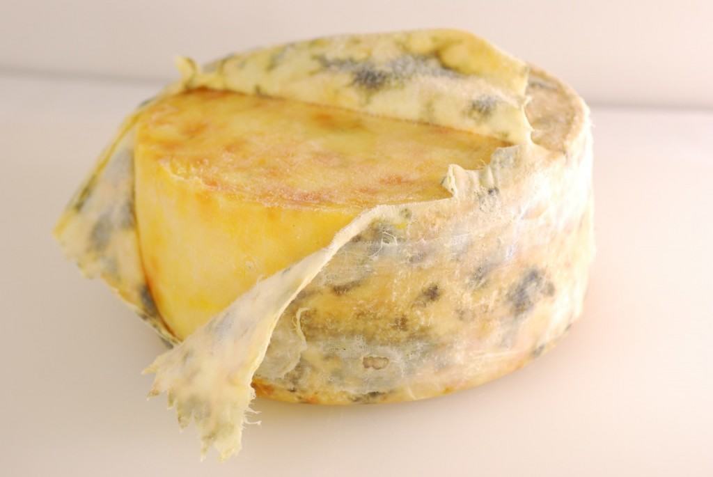 unwrapping clothbound cheddar