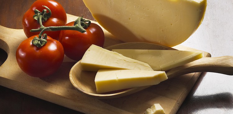 shutterstock-provolone-tomatoes-board-750x368