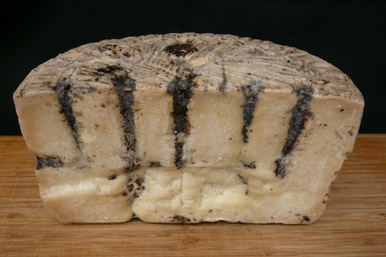 Pecorino Moliterno al Tartufo from Italy