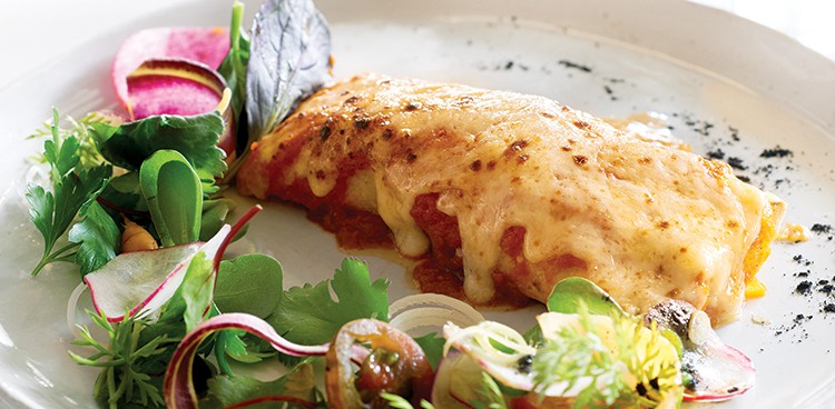 enchiladas de pollo y queso (chicken-and-cheese enchiladas)