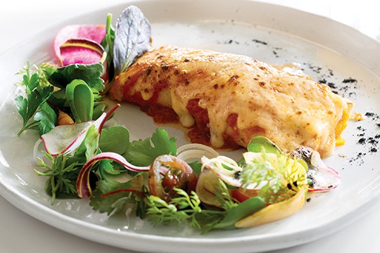enchiladas de pollo y queso (chicken-and-cheese enchiladas)